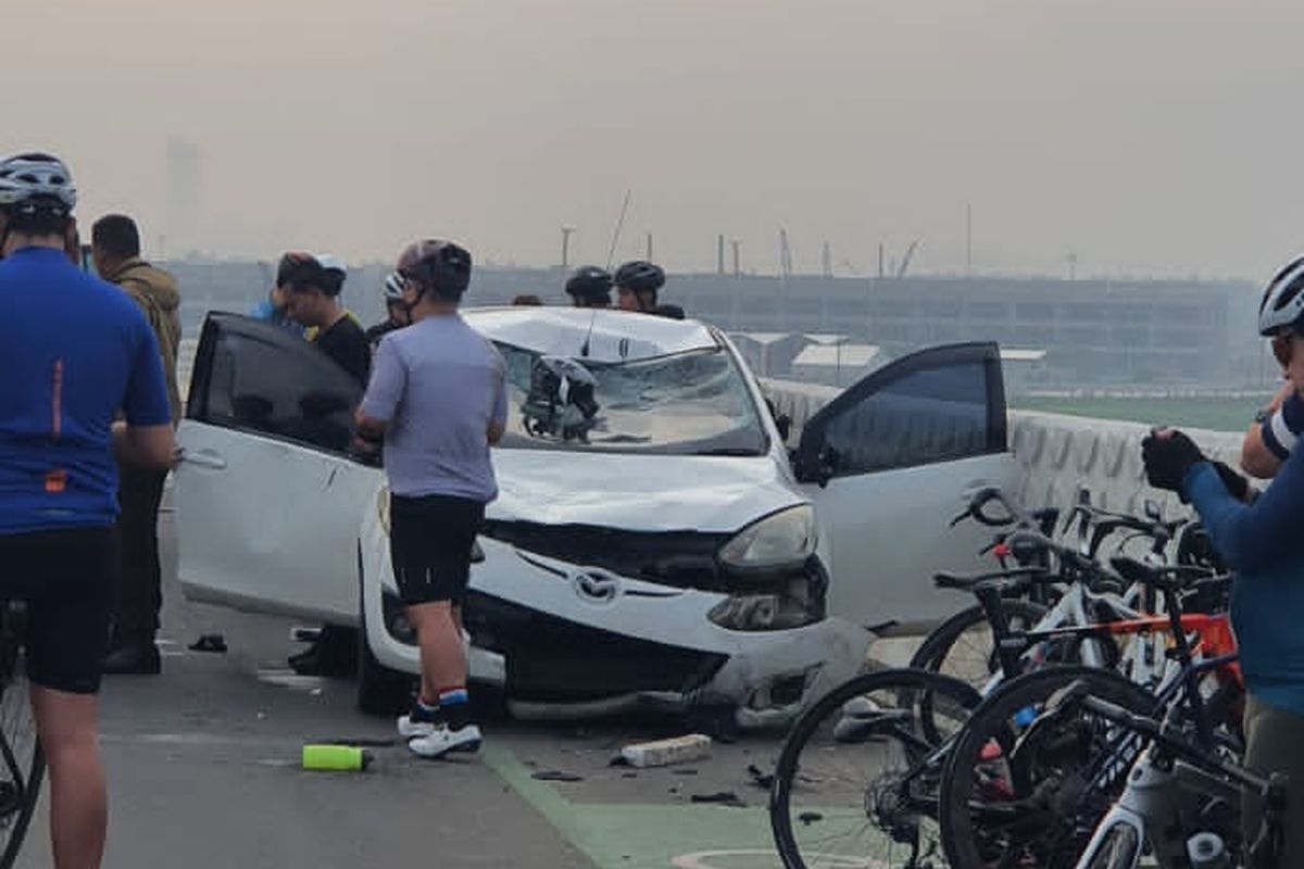 Sebuah mobil menabrak enam pesepeda di di Jembatan Baruyungan, Pantai Indah Kapuk, Tangerang.