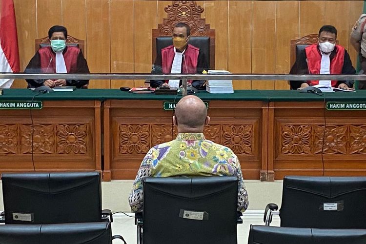 Suasana persidangan kasus peredaran narkotika jenis sabu yang dikendalikan mantan Kapolda Sumatera Barat Irjen Teddy Minahasa di Pengadilan Negeri (PN) Jakarta Barat, Senin (13/2/2023). Teddy menghadiri sidang tahap pembuktian pemeriksaan saksi-saksi yang dihadirkan oleh jaksa penuntut umum (JPU). 