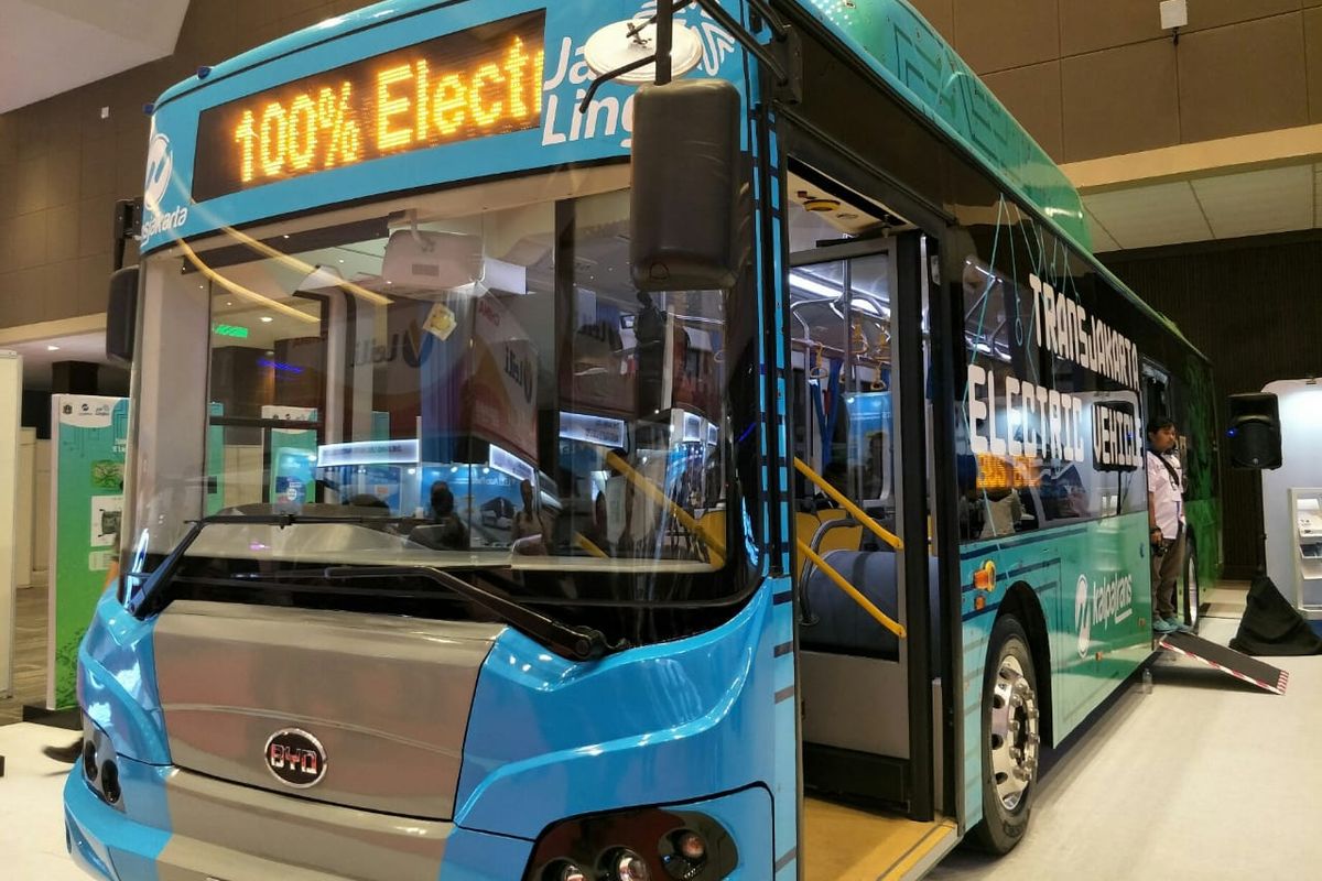 Bus listrik ramah lingkungan yang akan diuji coba PT Transjakarta. Foto diambil Kamis (21/3/2019)