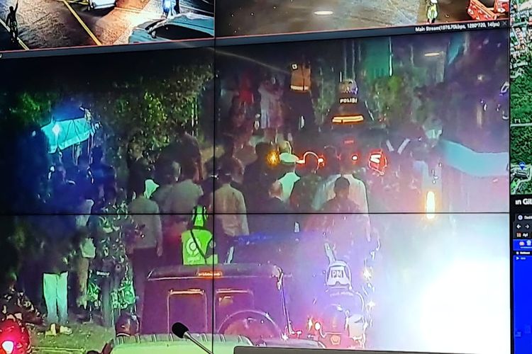 Pantauan CCTV saat Presiden Perancis Emmanuel Macron berjalan kaki usai kegiatan gala dinner G20 di GWK, Bali dengan dikawal pihak Polri pada Selasa (15/11/2022) malam.