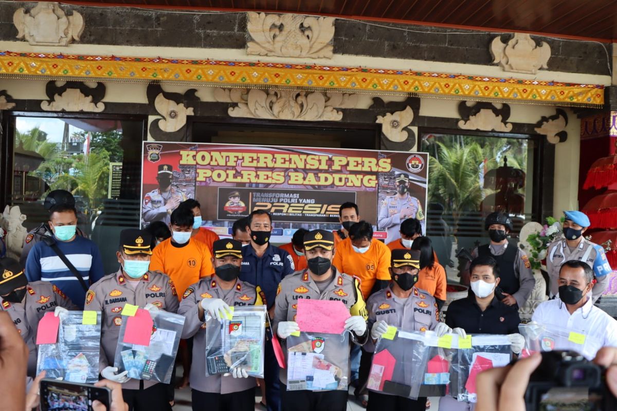 Kapolres Badung AKBP Leo Dedy Defretes saat memimpin rilis pengungkapan kasu judi online di Mapolres Badung, pada Selasa (23/8/2022)./Dok.Humas Polres Badung