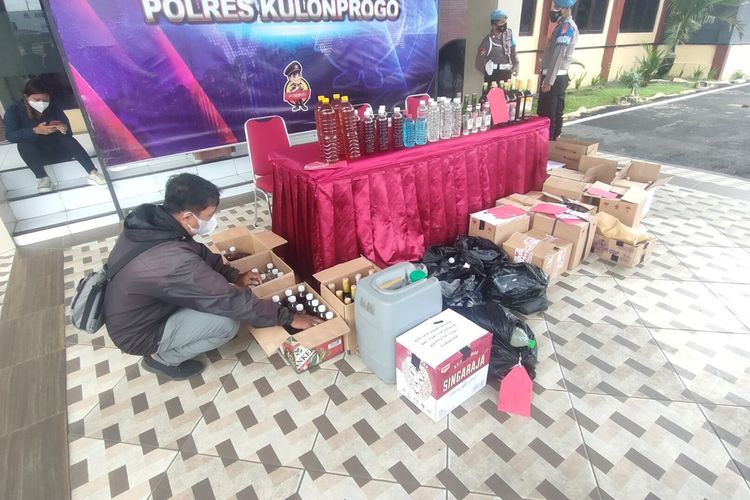 Polisi menyita lebih dari ratusan botol minuman keras dan beralkohol dari beberapa lokasi di Kulon Progo, Daerah Istimewa Yogyakarta.