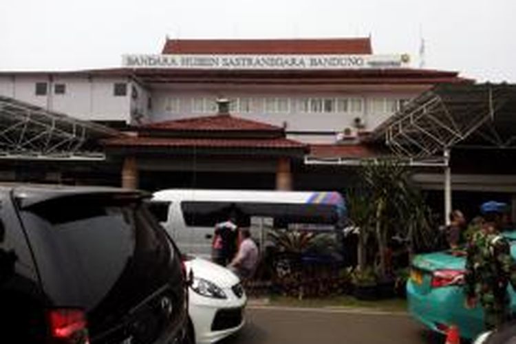 Aktivitas bandara Husein Sastranegara Bandung saat dipenuhi penumpang, Jum'at (23/10/2015). Kabut tebal yang menyelimuti langit Bandung menyebabkan sejumlah penerbangan tertunda.