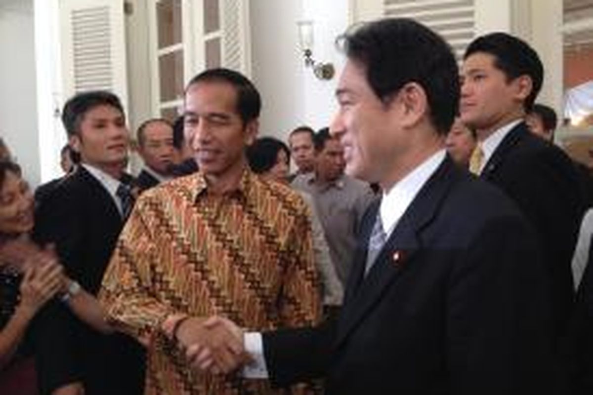 Gubernur DKI Jakarta Joko Widodo dan Menteri Luar Negeri Jepang Fumio Kishida saat bertemu di Balaikota Jakarta, Selasa (12/8/2014)