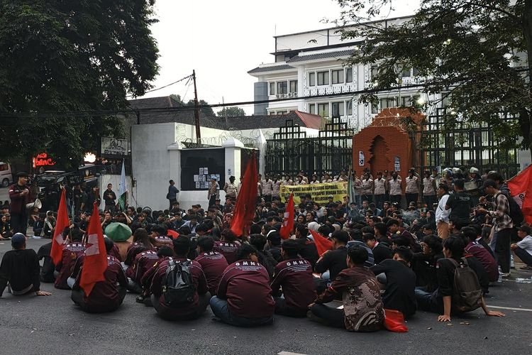 Polda Jabar Temukan Bom Molotov hingga Tabung Gas Usai Aksi Demo Mahasiswa di DPRD Jabar
