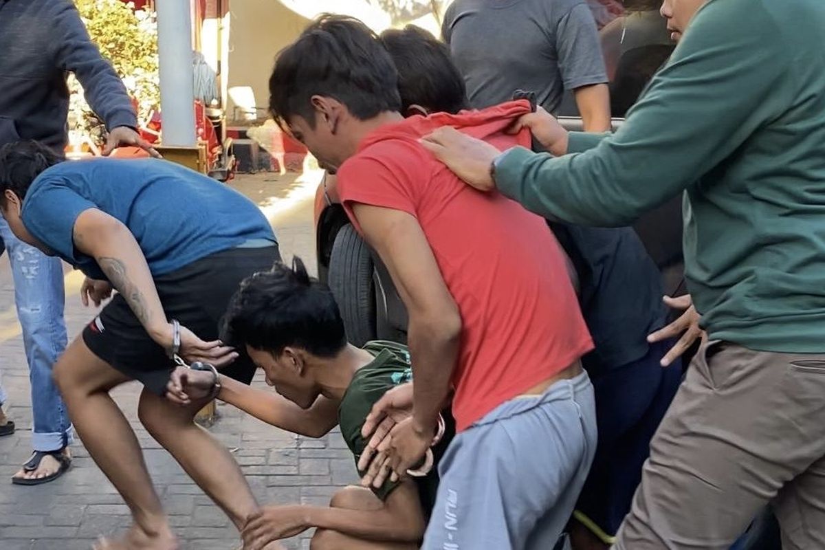 Para pelaku begal di Surabaya, menangis saat dibawa ke kantor polisi, Selasa (6/8/2024).