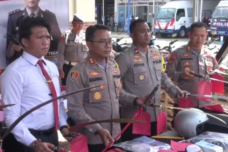 Kapolres Tegal AKBP Mochammad Sajarod Zakun beserta jajarannya memperlihatkan barang bukti senjata tajam yang diduga digunakan tawuran pelajar, dalam konferensi pers di Mapolres Tegal, Senin (13/3/2023).