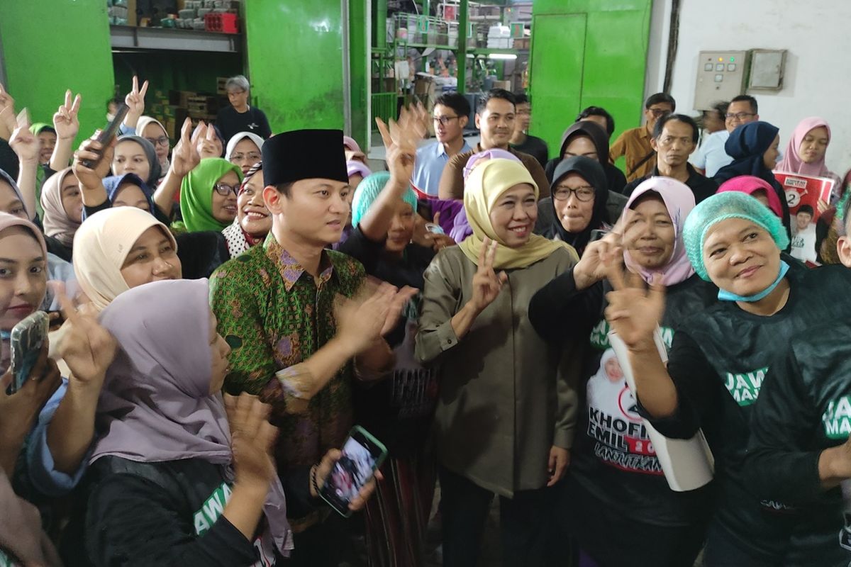 Cagub Jatim nomor urut 2, Khofifah Indar Parawansa, saat blusukan ke salah satu pabrik produksi saus dan kecap di Kecamatan Pogalan Trenggalek Jawa Timur, Jumat (01/11/2024).