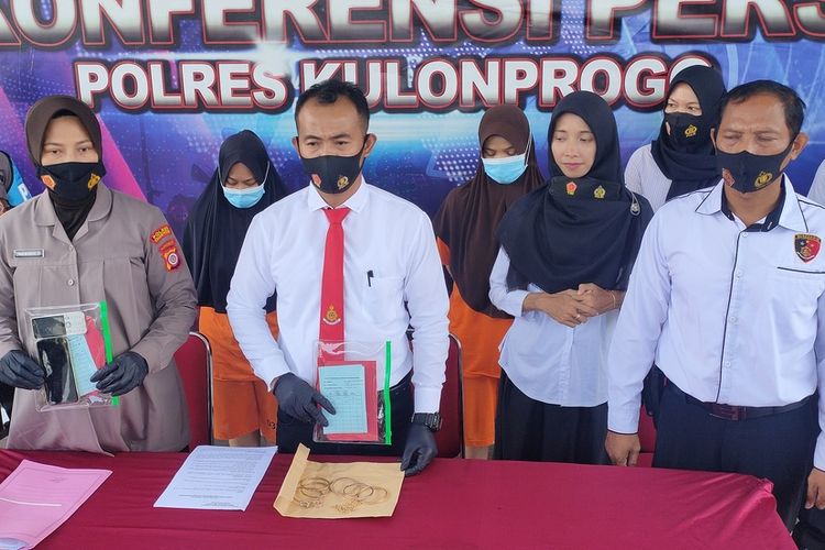 Dengan baju orange, dua tersangka pencurian tas isi gelang emas dan cincin emas sepuhan di pasar tradisional Pasar Jagalan, Pedukuhan Beji, Kalurahan Banjaroyo, Kapanewon Kalibawang, Kabupaten Kulon Progo, Daerah Istimewa Yogyakarta. Perhiasan itu tidak jadi dijual karena emasnya cuma sepuhan dan harga tidak seberapa.