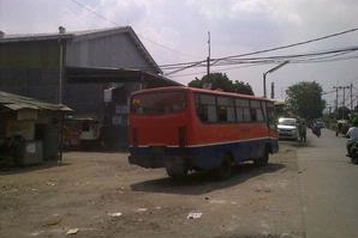 Lokasi tempat kejadian bentrokan antara massa FBR dengan warga di Jalan Garuda, Rempoa, Ciputat, pada Minggu (1/8/2010), perlahan sudah mulai kondusif. 