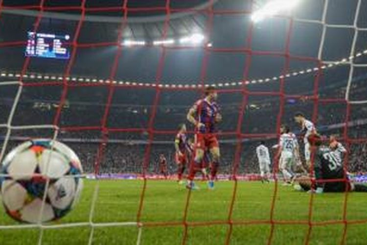 Proses gol keempat Bayern Muenchen yang diciptakan Thomas Mueller ke gawang Shakhtar Donetsk, Selasa (11/3/2015).