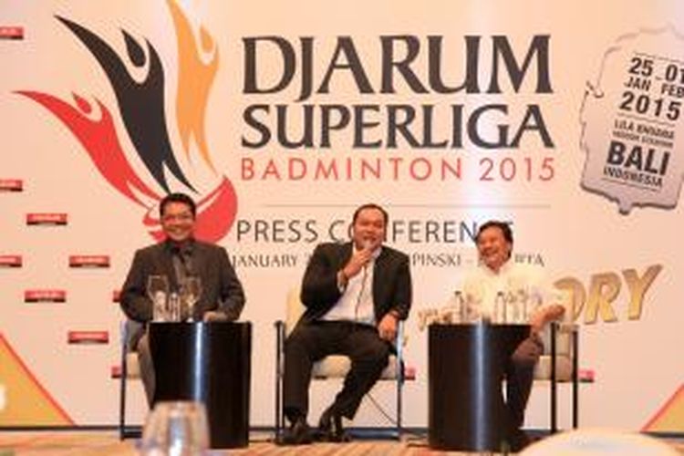 Sekjen PBSI, Anton Subowo, berbicara kepada media dalam konferensi pers Djarum Superliga di Hotel Indonesia Kempinski, Jakarta, Rabu (21/1/2015), didampingi Direktur Superliga Achmad Budiharto (kiri) dan perwakilan Djarum Foundation, Budi Darmawan.