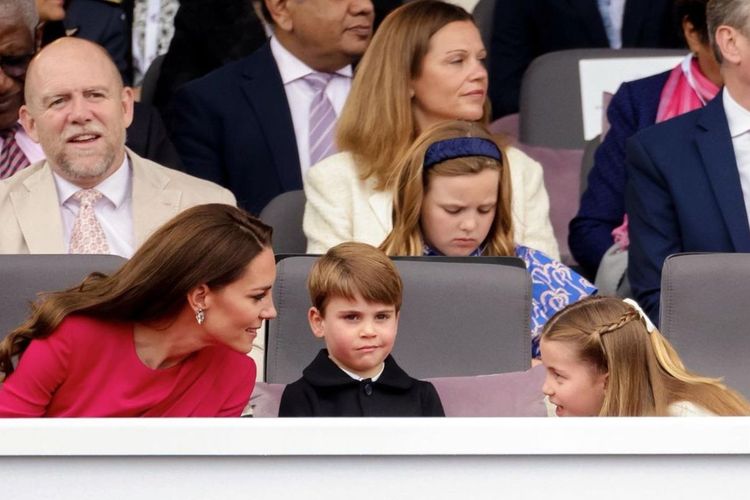 Kate Middleton tertangkap kamera sedang berbicara bersama Putri Charlotte saat menghadiri Jubileee Pageant aatau hari terakhir peringatan 70 tahun Ratu Elizabeth II bertakhta.