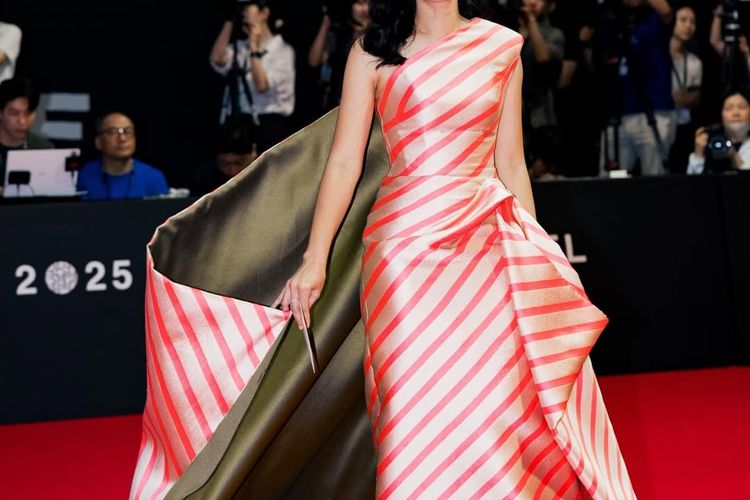 Dian Sastrowardoyo tampil memesona di BIFF 2025. Gaun stripes rancangan Sebastian Gunawan hingga reuni dengan Nicholas Saputra jadi sorotan.
