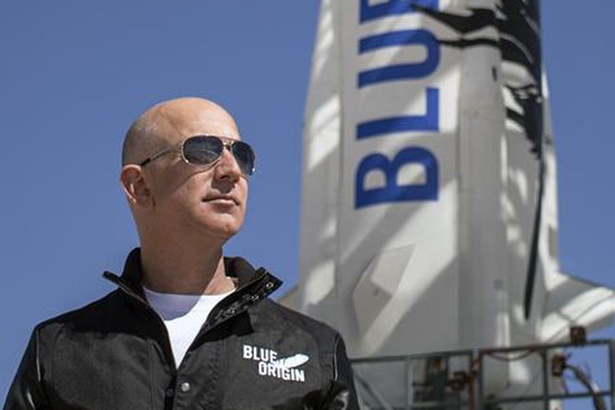 Foto Jeff Bezos saat memantau uji coba roket New Shepard.
