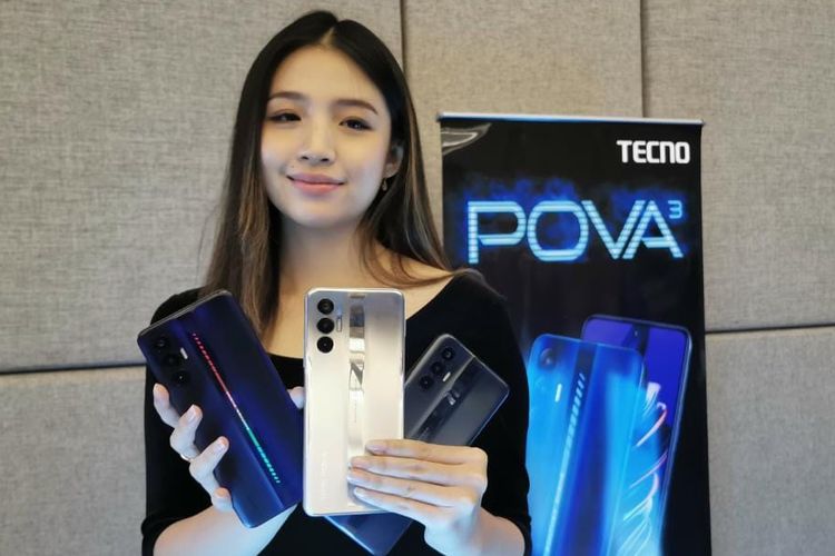 Model menunjukkan ponsel Tecno Pova 3 varian warna (dari kiri ke kanan) Electric Blue, Tech Silver, dan Eco Black) dalam acara peluncurannya di Jakarta, Senin (20/6/2022).