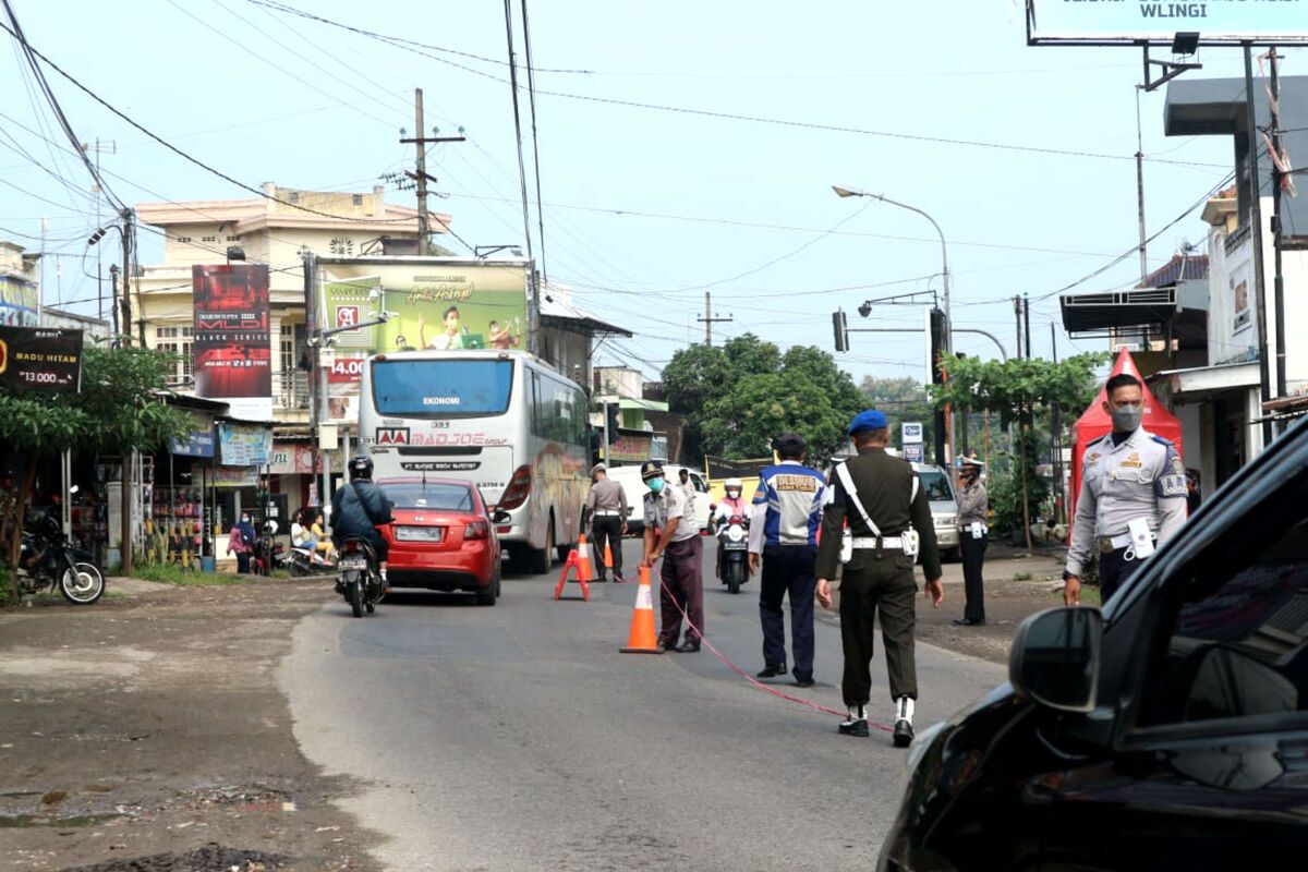 Petugas kepolisian dari Satuan Lalu Lintas Polres Blitar dan Dinas Perhubungan setempat menggelar simulasi rekayasa lalu lintas one way di ruas jalan Terminal Kesamben, Selasa (19/4/2022)