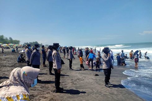 Ombak Tak Bisa Diprediksi, Wisatawan Dilarang Mandi di Pantai Kebumen