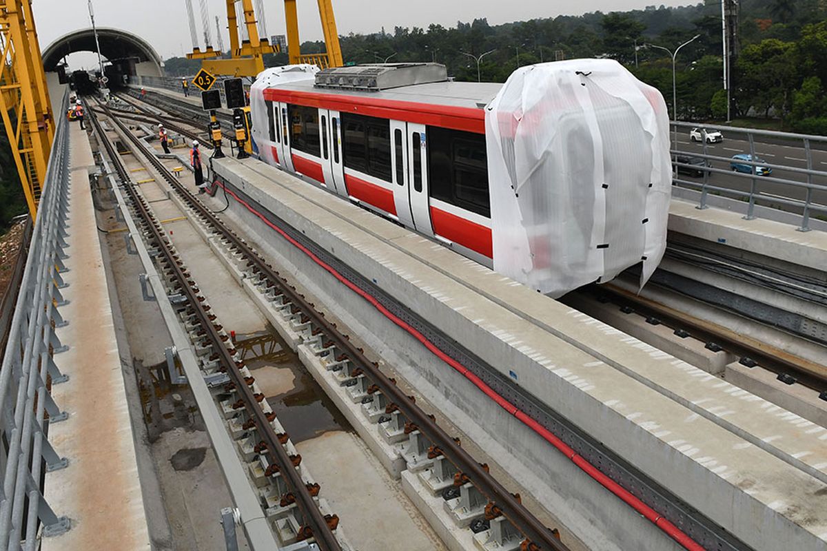 Sejumlah petugas mengawasi proses pengangkatan gerbong kereta light rail train atau lintas rel terpadu (LRT) ke atas rel di Stasiun Harjamukti, Cimanggis, Kota Depok, Jawa Barat, Rabu (4/12/2019). Saat ini sebanyak dua dari total 31 rangkaian kereta (train set) LRT buatan PT INKA telah diangkat di atas rel Stasiun Harjamukti dan ditargetkan selesai seluruhnya pada 2020.