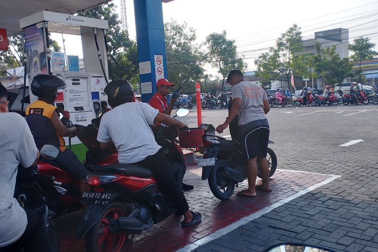 Pengguna sepeda motor sedang mengantre menunggu giliran untuk mengisi bahan bakar minyak (BBM) di stasiun pengisian bahan bakar (SPBU) Jalan Abdul Haris (AH) Nasution, Kecamatan Medan Johor, Kota Medan, Rabu (15/7/2026).