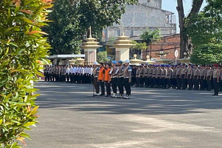 Kapolda Jambi Copot Seragam Dinas Dua Polisi yang Perkosa Remaja, Diganti Baju Tahanan