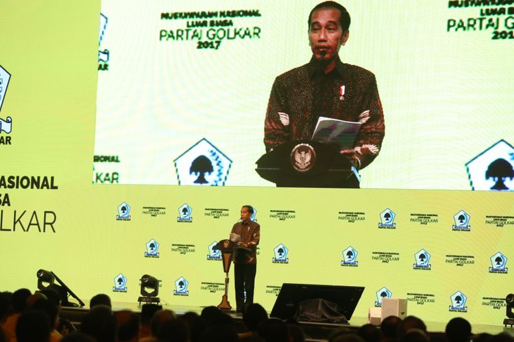 Presiden Republik Indonesia Joko Widodo (tengah) memberikan sambutan saat acara Musyawarah Nasional Luar Biasa (Munaslub) Partai Golkar di JCC, Senayan, Jakarta, Senin (18/12/2017). Munaslub ini dilakukan untuk memilih ketua umum baru Partai Golkar yaitu Airlangga Hartarto untuk menggantikan Setya Novanto yang menjadi tersangka kasus pidana korupsi KTP elektronik.