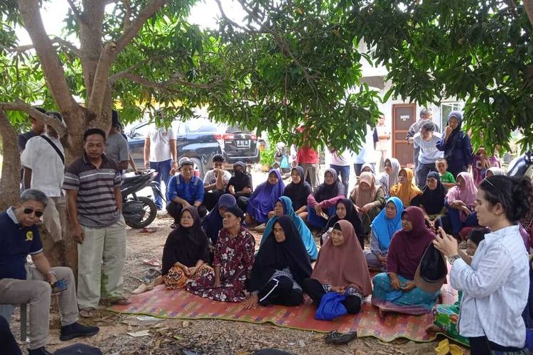 Komisioner Mediasi Komisi Nasional Hak Asasi Manusia (Komnas HAM) saat menemui warga Pulau Rempang, Batam, Sabtu (16/9/2023).