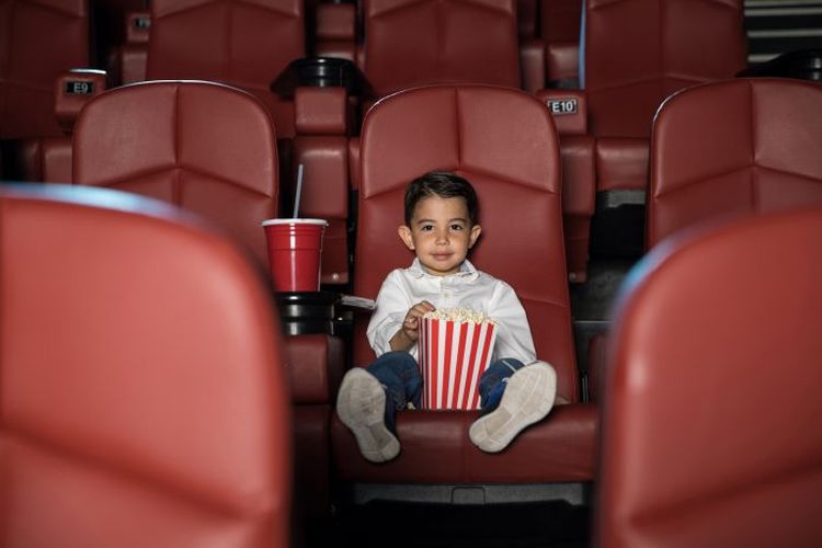 Anak nonton film di bioskop