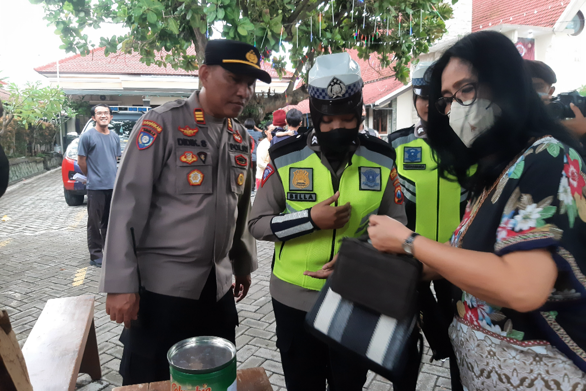 Petugas awasi ketat barang yang hendak masuk ke gereja  Sabtu (24/12/2022)