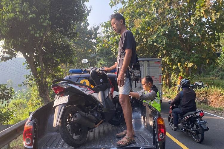 Polisi mengamankan sepeda motor masuk tebing di Jalan Yogyakarta -Wonosari, Gunungkidul. Jumat (7/6/2024)