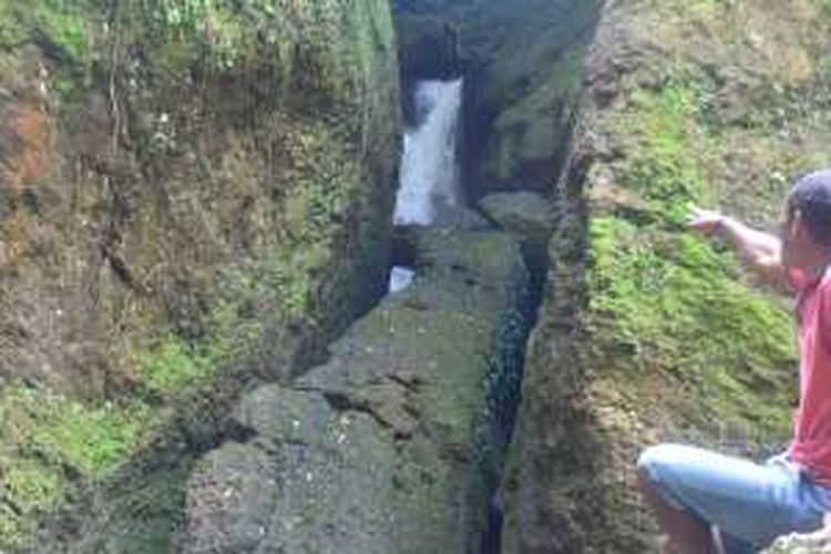 Air Terjun Bensu Rewung di kawasan Hutan lindung Golo Tando, di sekitar Kampung Beong, Desa Kombo, Kecamatan Macang Pacar, Manggarai Barat, Flores, NTT, Rabu (13/7/2016). Air terjun ini menjadi salah satu obyek wisata yang terunik di wilayah utara dari Manggarai Barat. Pasalnya air keluar melalui lubang batu cadas menuju ke kolam sehingga memunculkan buih-buih berupa awan.