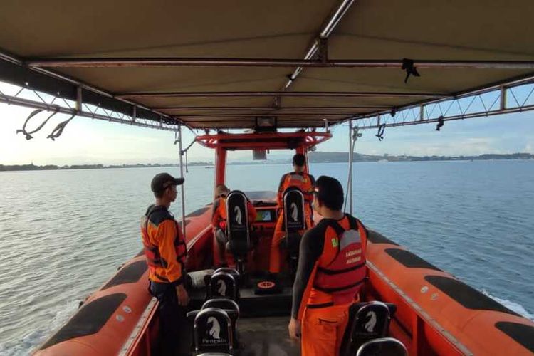 Suasana pencarian korban Remaja terseret Ombak di Lombok timur, Senin (11/7/2022)