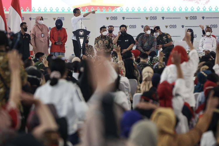 Presiden Joko Widodo berbincang dengan pelaku UMKM saat pembagian nomor induk berusaha (NIB) di Cijantung, Jakarta, Rabu (13/7/2022). Jokowi menargetkan, ke depannya pemerintah dapat mengeluarkan 100.000 izin usaha per hari, dari angka 7.000-8.000 izin usaha per hari saat ini.