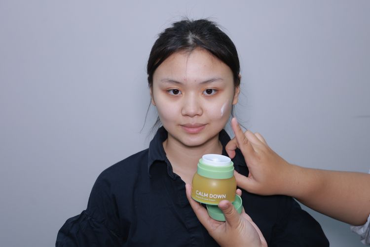 Sebelum makeup untuk wisuda, model melakukan berbagai persiapan kulit agar hasil makeup tahan lama.