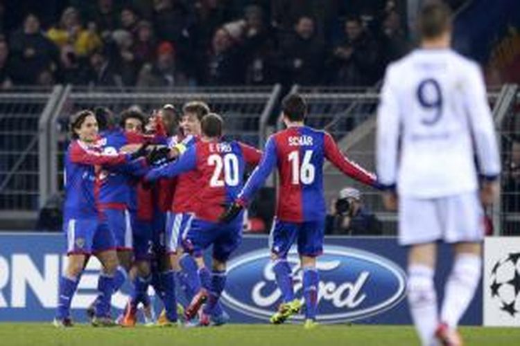 Para pemain Basel saat merayakan gol Mohamed Salah ke gawang Chelsea pada matchday kelima Grup E Liga Champions di Stadion St Jakob-Park, Selasa atau Rabu (27/11/2013) dini hari WIB. Basel menang 1-0 pada laga tersebut.