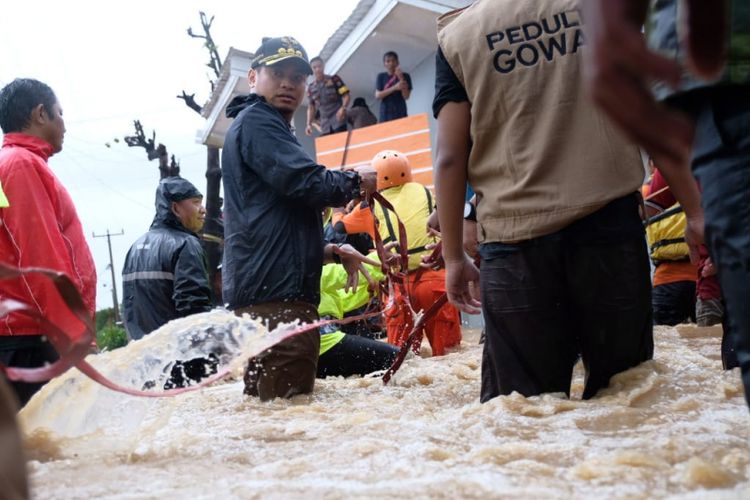 Suasana evakuasi korban banjir yang melanda pemukiman warga di Kabupaten Gowa, Sulawesi Selatan. Selasa, (22/1/2019).