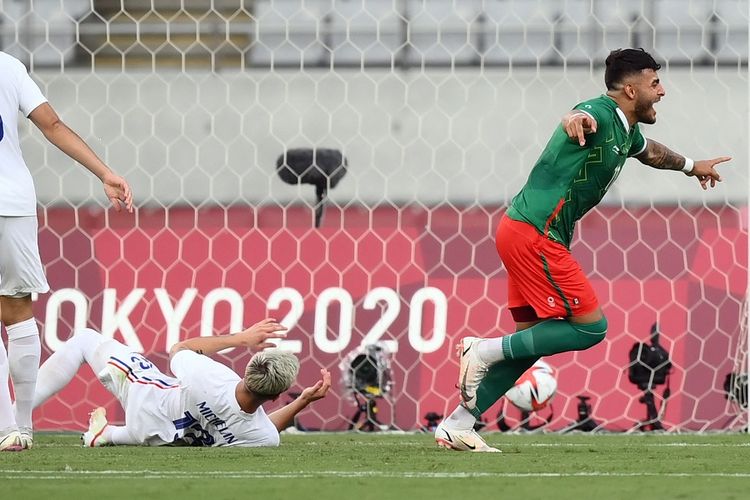 Penyerang Meksiko Alexis Vega berselebrasi usai mencetak gol pembuka pada laga perdana Grup A sepak bola putra Olimpiade Tokyo 2020 antara Meksiko vs Perancis di Tokyo Stadium pada 22 Juli 2021.