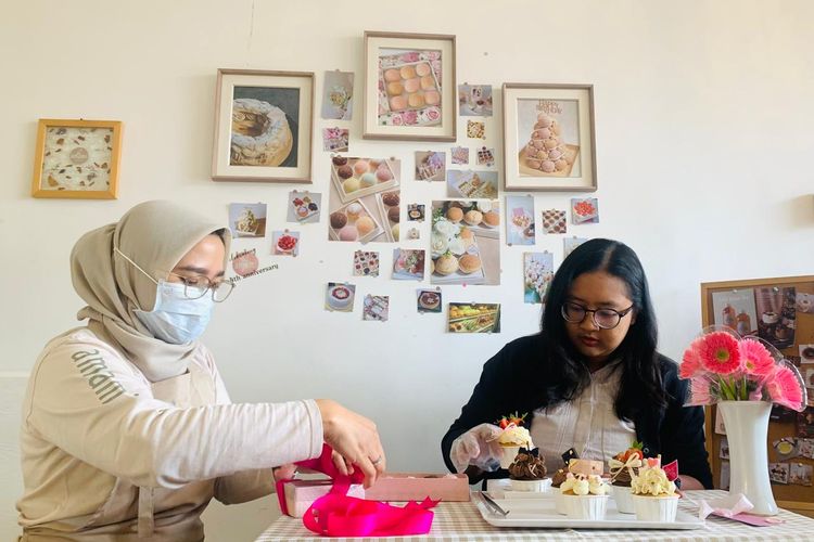 Fildzah Raihan (kanan) dan Fariza Almira (kiri), dua sahabat saat packing pesanan bisnis kue bersama di bawah nama Amami Sweets, Kota Malang, Selas (11/2/2025) siang. 