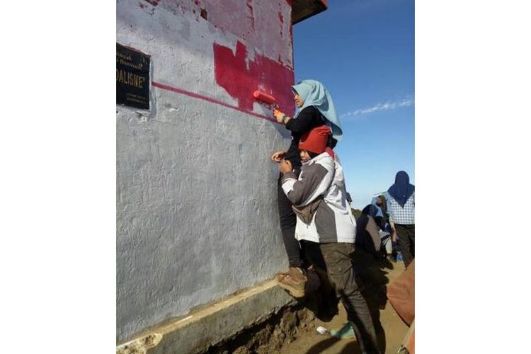 Pendaki dan Pecinta Alam bekerja sama membersihkan shelter di puncak Gunung Cikuray, Garut. Minggu, (2/9/2018).