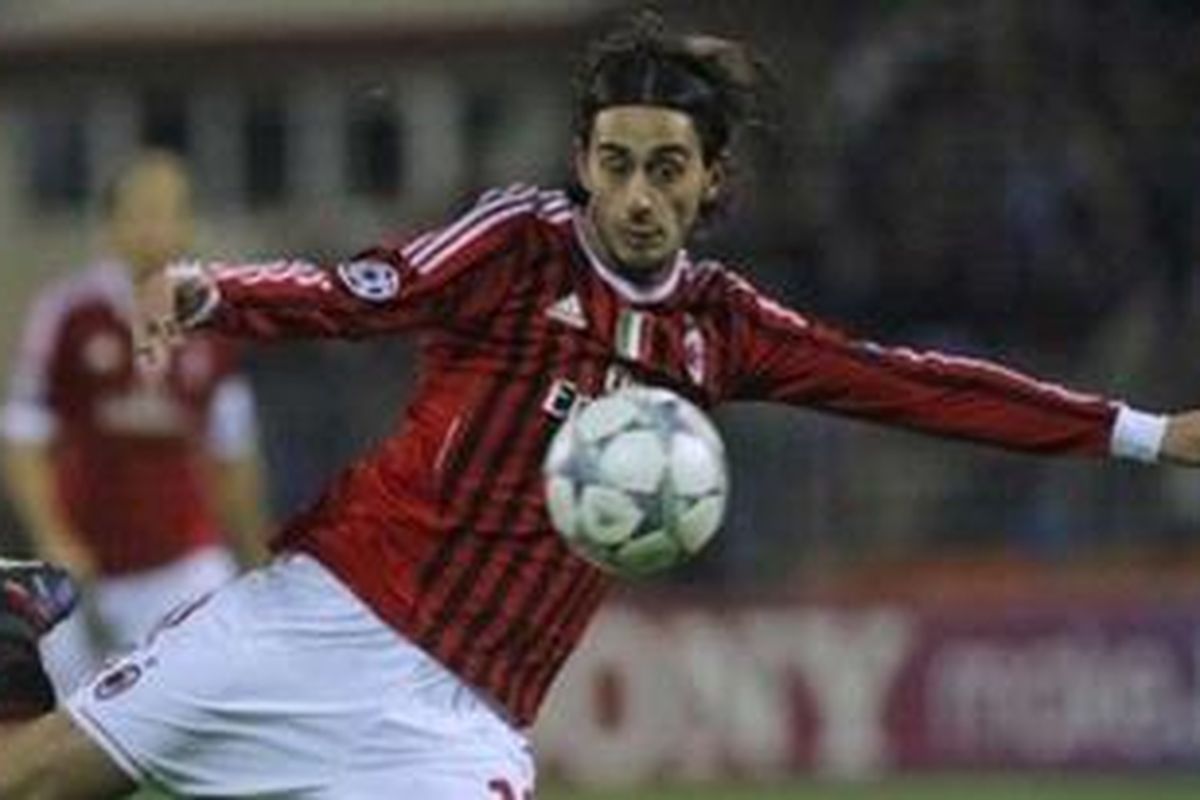 Gelandang Liverpool, Alberto Aquilani, saat bermain bersama AC Milan.