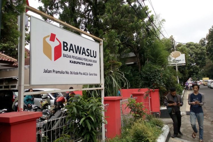 Kantor Bawaslu Kabupaten Garut di Jalan Pramuka tempat klarifikasi kepala desa yang rekaman video kampanyenya menyebar, Jumat (1/3/2019)