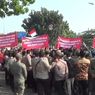 Tolak Pengosongan Lahan, Ratusan Warga Cakung Blokade Jalan