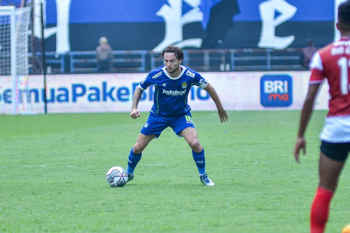 Marc Klok dengan ban kapten melingkar di lengannya saat pertandingan Persib Bandung vs Madura United, dalam laga pekan kedua Liga 1 2022-2023, Sabtu (30/7/2022) di Stadion Gelora Bandung Lautan Api (GBLA).