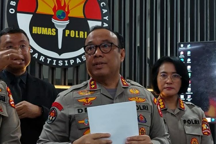 Kepala Divisi Humas Polri Irjen Dedi Prasetyo di Mabes Polri, Jakarta, Senin (20/2/2023).