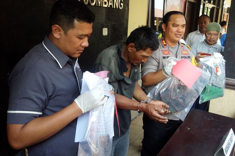 Polisi menangkap Budiono (tengah), pembunuh pria jenazahnya ditemukan tergeletak di pinggir alan arteri Surabaya - Madiun, Rabu (2/10/2019).