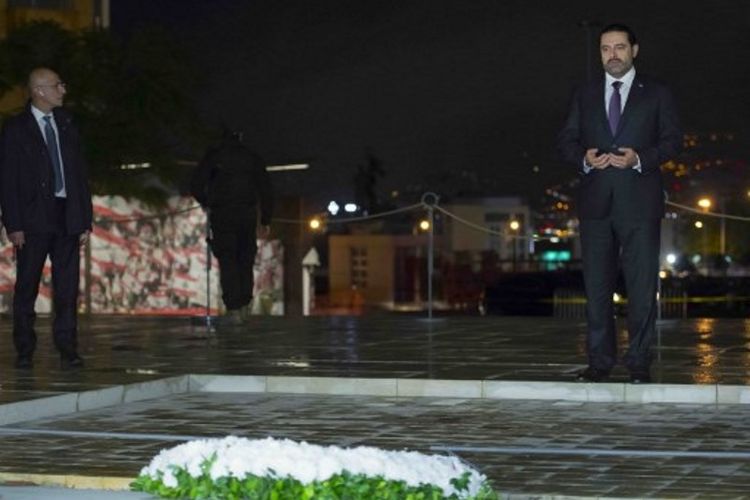 Mantan Perdana Menteri Lebanon, Saad al-Hariri, berdoa di depan makam ayahnya, Rafik al-Hariri, sesaat setelah dia mendarat di Beirut Selasa (21/11/2017). Hariri datang untuk menyampaikan pengunduran dirinya secara langsung, selain menghadiri perayaan kemerdekaan Lebanon