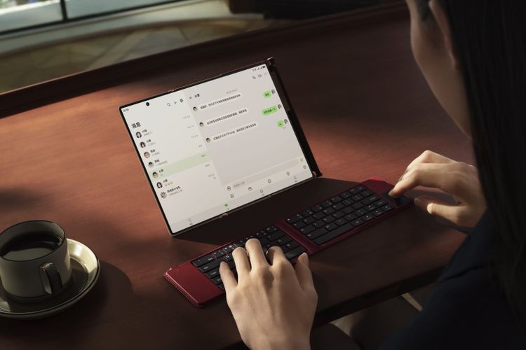 Fitur split-screen dan triple-screen pada Mate XT memungkinkan multitasking maksimal di mana saja. 