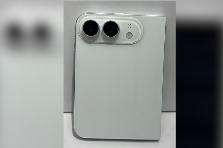 Bocoran dummy unit iPhone Fold memperlihatkan modul kamera belakang ganda yang disusun horizontal dalam modul berbentuk kapsul.