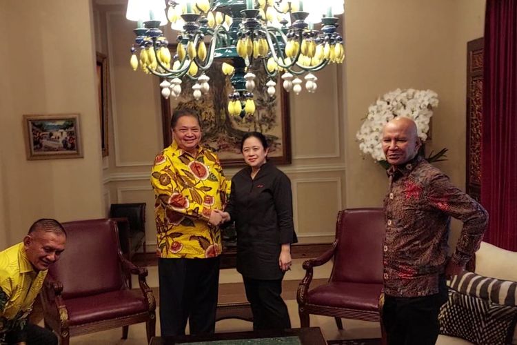Ketua Umum Partai Golkar Airlangga Hartarto berjabat tangan dengan Ketua DPP PDI-P Puan Maharani di kediaman Airlangga di kawasan Kebayoran Baru, Jakarta, Kamis (27/7/2023).