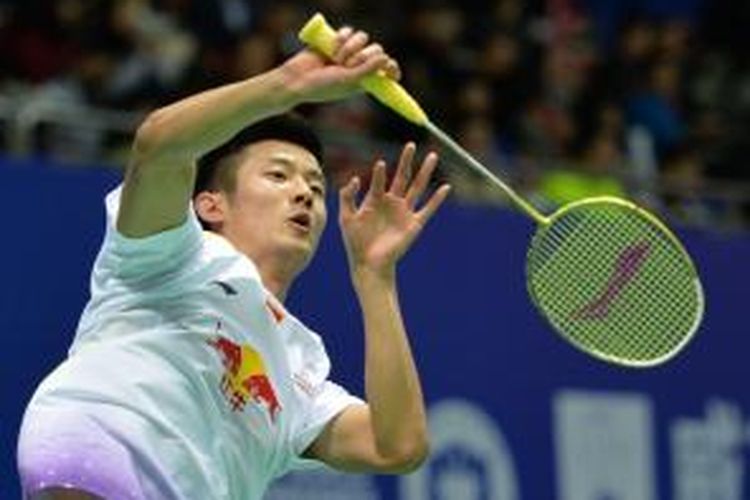 Pebulu tangkis China, Chen Long bertahan dari serangan pemain Belanda, Eric Pang, pada babak pertama China Open Superseries Premier 2013 di Shanghai, Rabu (13/11/2013).